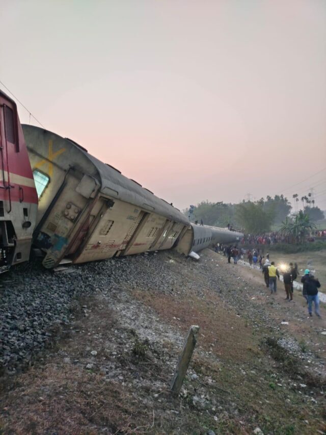 पश्चिम बंगाल में Bikaner Express  के 12 डिब्बे पटरी से उतरे