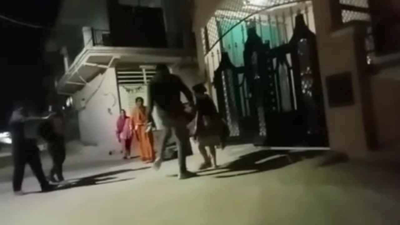 ग्वालियर(Gwalior) में 8साल की बच्ची को पड़ोसी ने उसी की मां के सामने बेरहमी से पीटा।